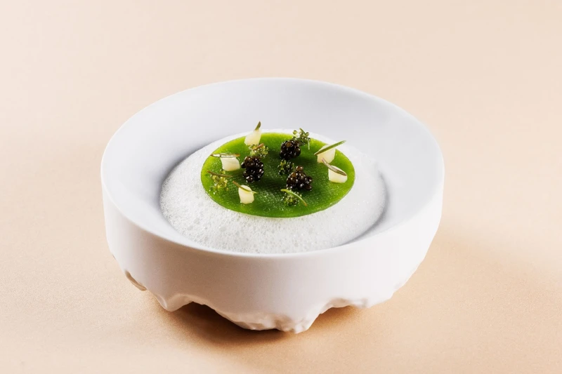 將主角生蠔藏匿於醬汁之下,展現主廚獨特的見解。 將主角生蠔藏匿於醬汁之下,展現主廚獨特的見解。