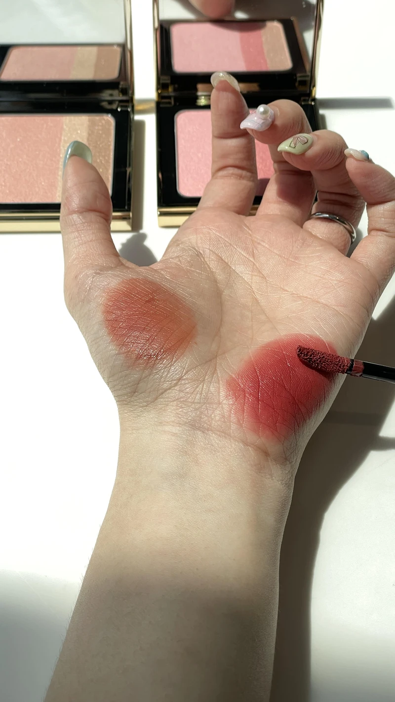 左:#Afternoon Tea/右:#Claret 左:#Afternoon Tea/右:#Claret