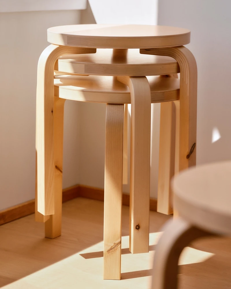Stool 60 Villi 三腳圓凳(90 週年紀念版)。 Stool 60 Villi 三腳圓凳(90 週年紀念版)。
