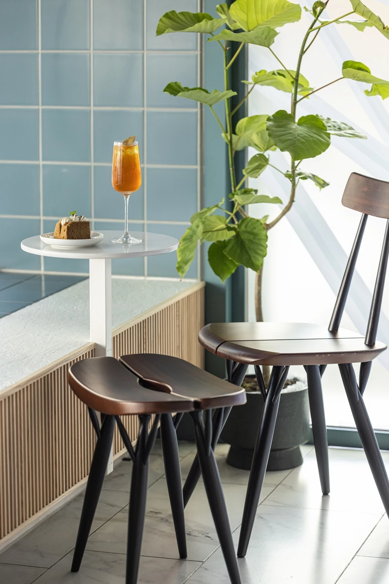 「Pirkka Chair」和「Pirkka Stool」。 「Pirkka Chair」和「Pirkka Stool」。