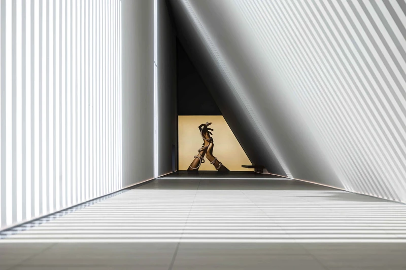 「寶格麗SERPENTI系列傳世蛻變」珍藏藝術展北京站展覽入口在光影的折射下好似靈蛇流動的生命力。