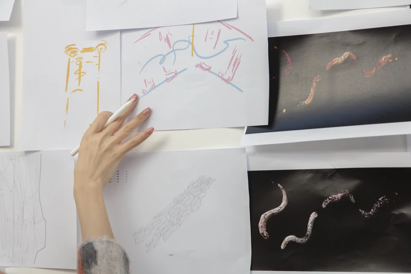 藝術家劉佳玉《靈光鎏影》創作過程。