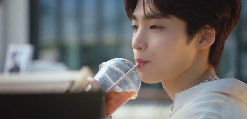 高原退役之後回歸樂壇，採訪時得知高原寫了首苦澀情歌，接著高原喝著苦苦的冰美式，此情只能成追憶