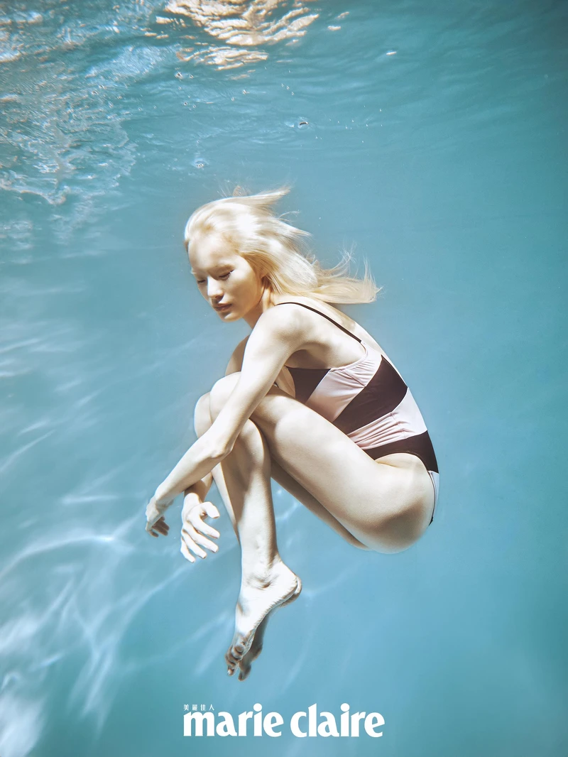 條紋連身泳衣,CHANEL。 條紋連身泳衣,CHANEL。