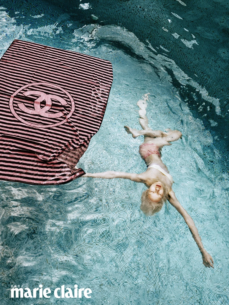 粉色泳衣、粉色條紋浴巾,both by CHANEL。 粉色泳衣、粉色條紋浴巾,both by CHANEL。