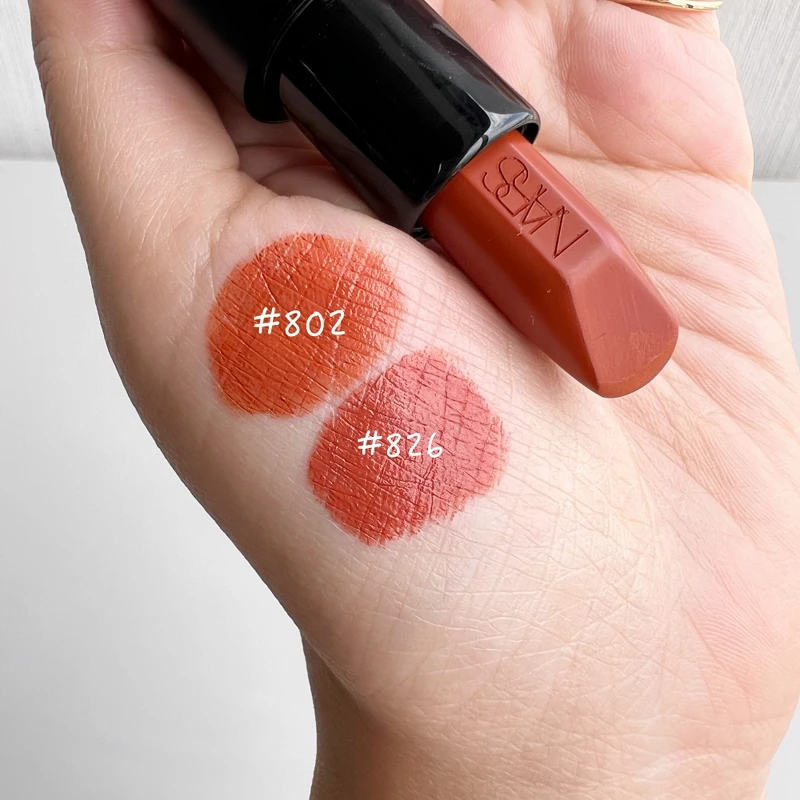NARS奢慾緞光唇膏(#802 NO SHAME高調杏棕、#826 UNDRESSED迷人裸粉手部試色。