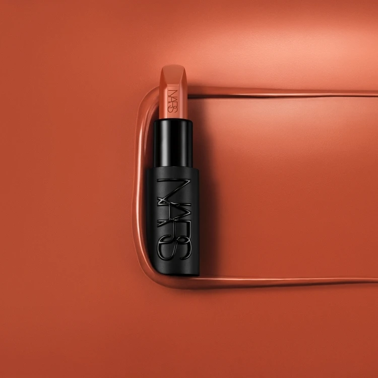NARS奢慾緞光唇膏#802 NoShame情境圖，色號中間的0代表棕色調。)
