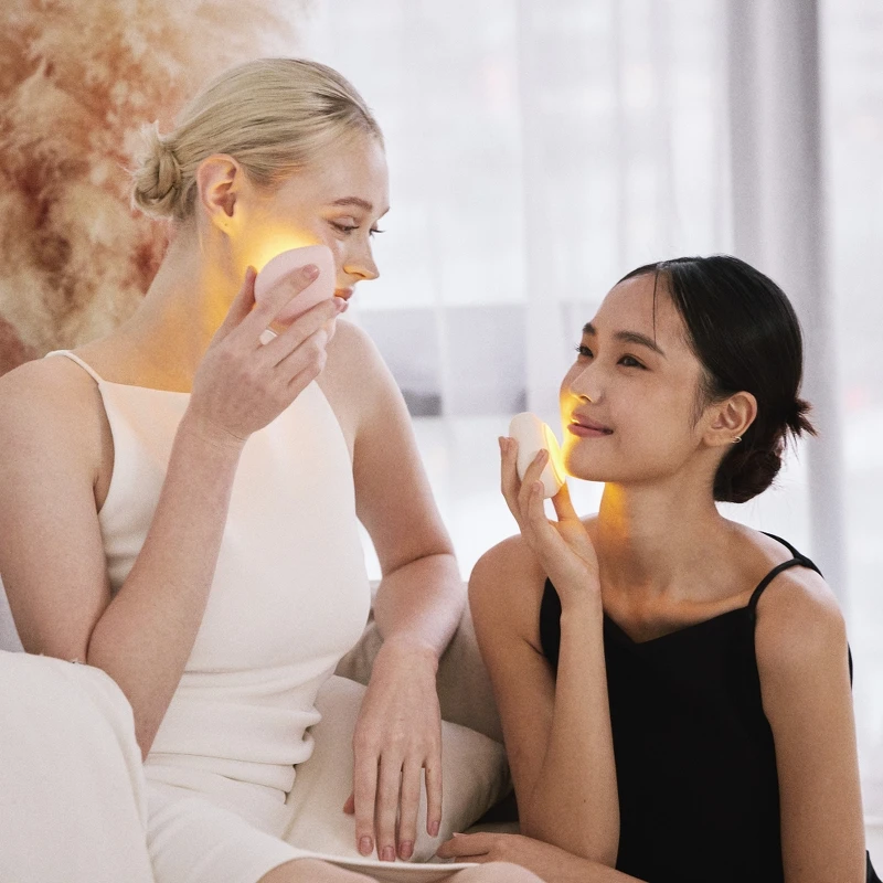 NUEVA AQUA™玫瑰晶礦光面膜機使用示意圖。 NUEVA AQUA™玫瑰晶礦光面膜機使用示意圖。