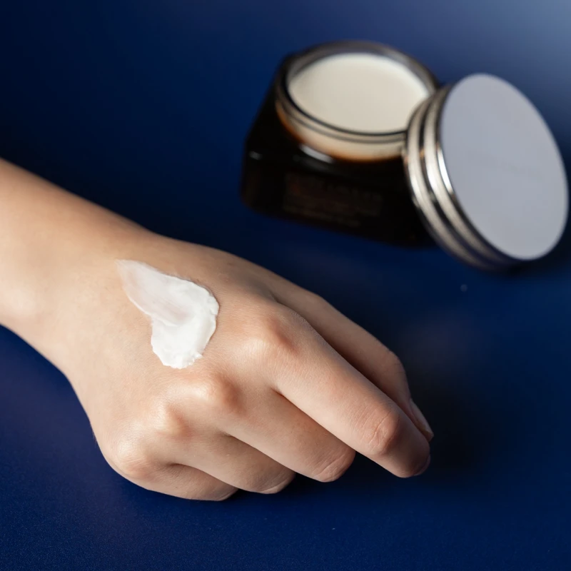 雅詩蘭黛特潤超導魔法精華霜膜質地。 雅詩蘭黛特潤超導魔法精華霜膜質地。