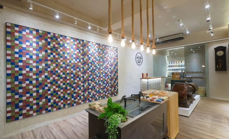 大春煉皂迪化旗艦店店內皂牆。 大春煉皂迪化旗艦店店內皂牆。