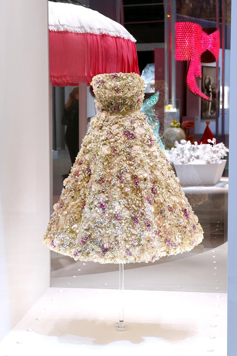 1949年所推出的高級訂製服 Miss Dior 如同繁花盛開，綻放女性的美麗。