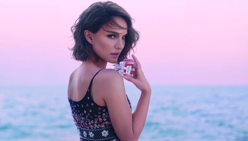 娜塔莉波曼拍攝 Miss Dior 香水形象廣告時穿著一件 Miss Dior 刺繡洋裝。