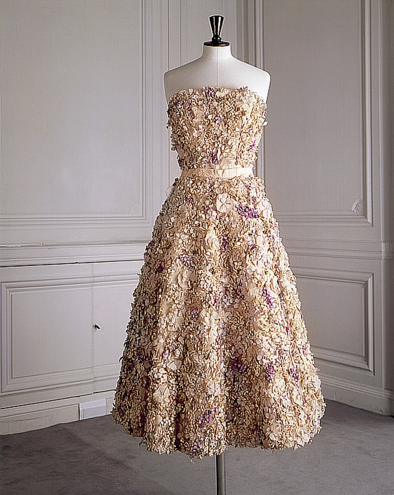 1948年高級訂製服 Miss Dior，宛如繁花盛開的花園。