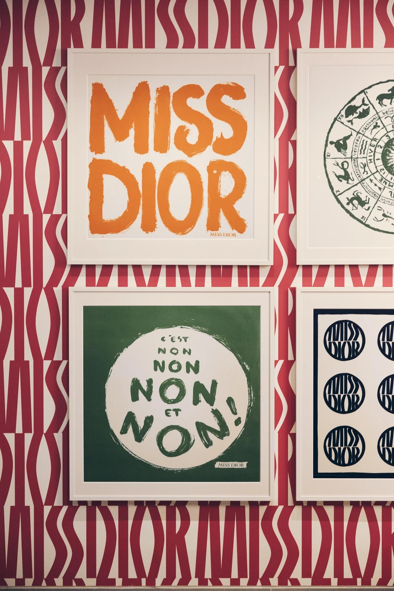 1967年Dior推出 Miss Dior 系列時裝,並於於巴黎與蒙田大道交會的法蘭西斯一世大道11號開立名為「Miss Dior」的時裝系列專賣店,這是 Dior 非常重要的一頁新篇章。 1967年Dior推出 Miss Dior 系列時裝,並於於巴黎與蒙田大道交會的法蘭西斯一世大道11號開立名為「Miss Dior」的時裝系列專賣店,這是 Dior 非常重要的一頁新篇章。