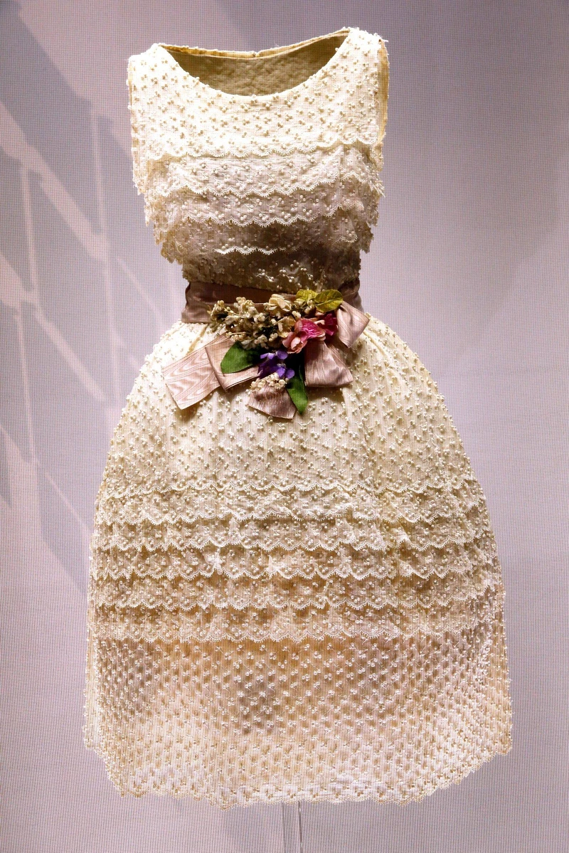 1961年由當時 Dior 創意總監 Marc Bohan 所設計的一件 Miss Dior 刺繡蕾絲洋裝,層層的蕾絲猶如蛋糕。 1961年由當時 Dior 創意總監 Marc Bohan 所設計的一件 Miss Dior 刺繡蕾絲洋裝,層層的蕾絲猶如蛋糕。