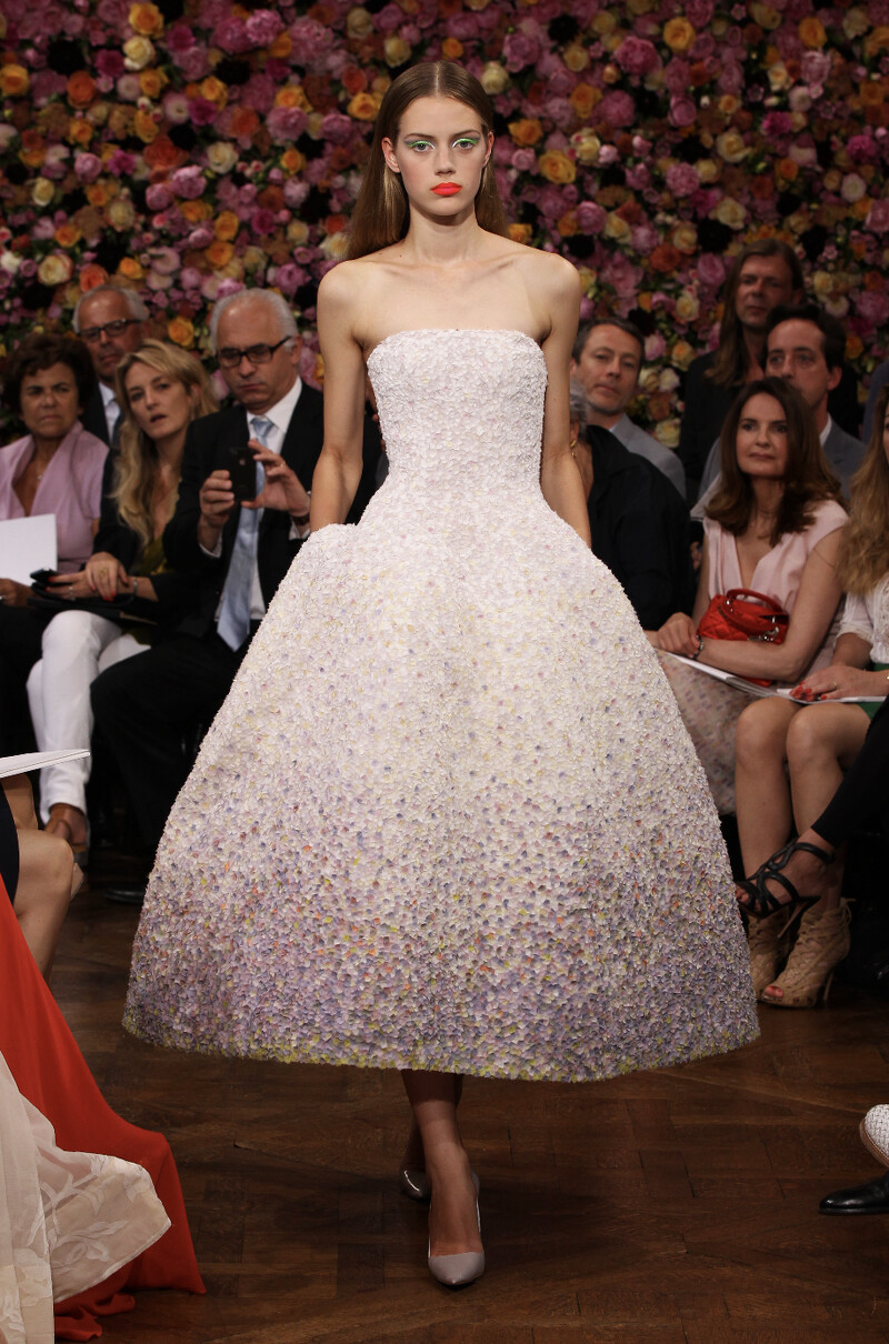 Raf Simons執掌Dior兵符的首場秀Dior 2013/14秋冬時裝秀，他以印象主義特色的真皮革花朵綴飾平口裙裝詮釋Miss Dior服飾，驚艷時尚圈。