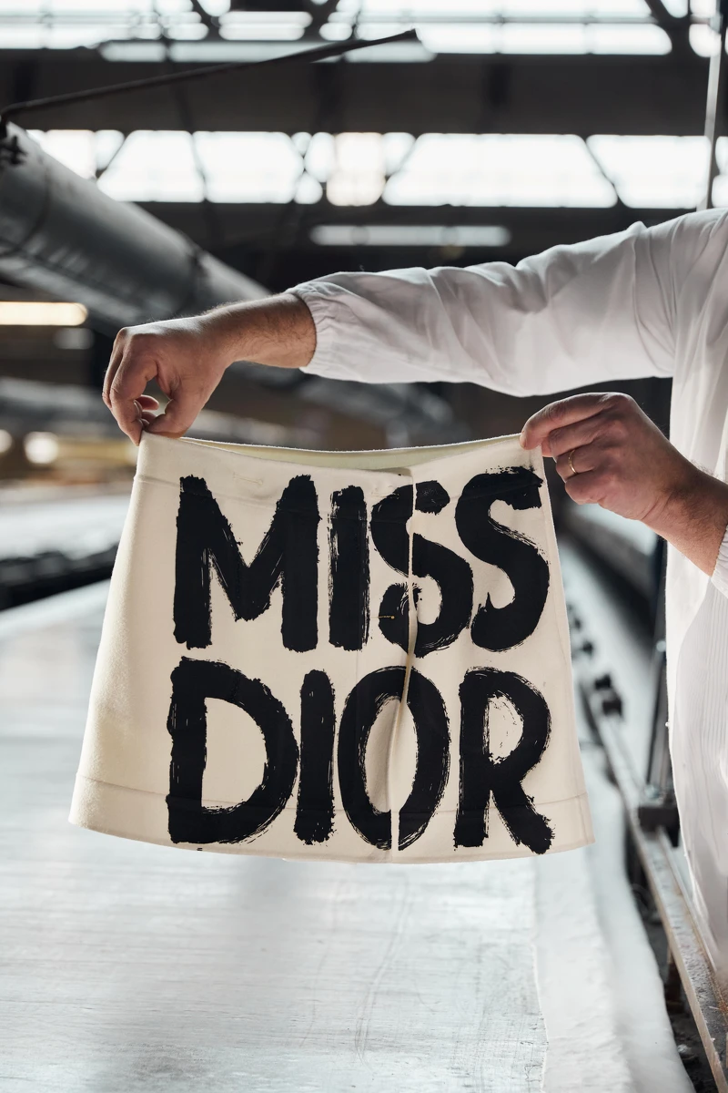 工作室裡的製作流程工藝照, MISS DIOR PRINT BY OSTINELLI © ANDREA CENETIEMPO © OSTINELLI。 工作室裡的製作流程工藝照, MISS DIOR PRINT BY OSTINELLI © ANDREA CENETIEMPO © OSTINELLI。