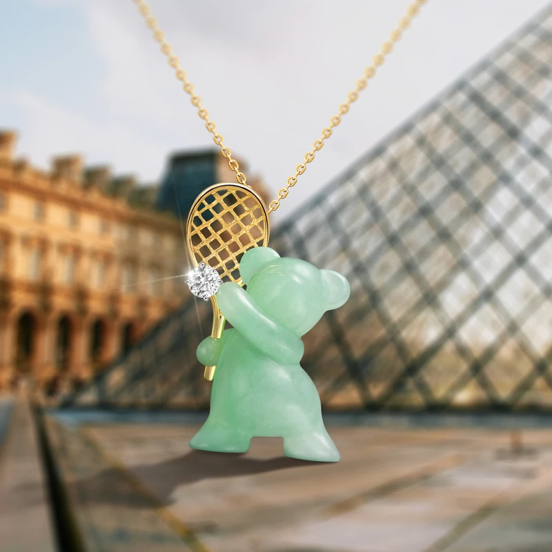 「陪伴玉熊」新作助威運動熱血賽事!Eric Jade Bear網球熊,價格自NT.120,700元起。 「陪伴玉熊」新作助威運動熱血賽事!Eric Jade Bear網球熊,價格自NT.120,700元起。