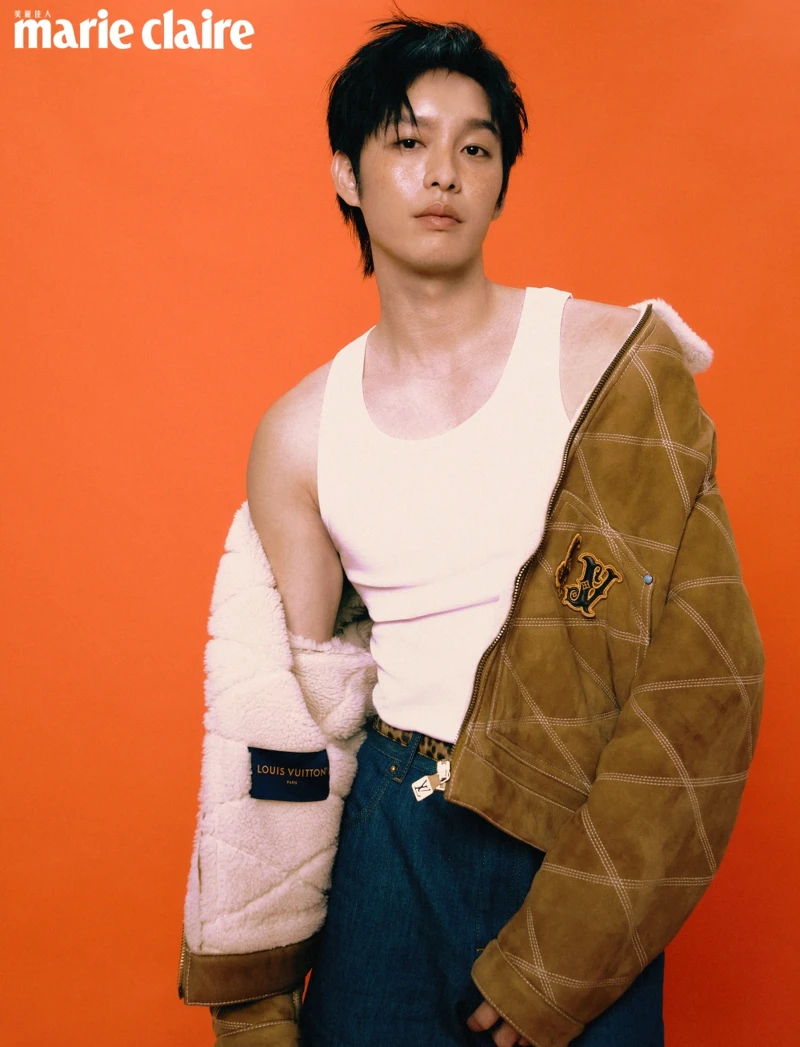 刺繡羊毛皮工裝外套、Chambray 棉質短褲，both by Louis Vuitton；白色經典棉質背心，Calvin Klein；豹紋皮帶，Celine Homme。