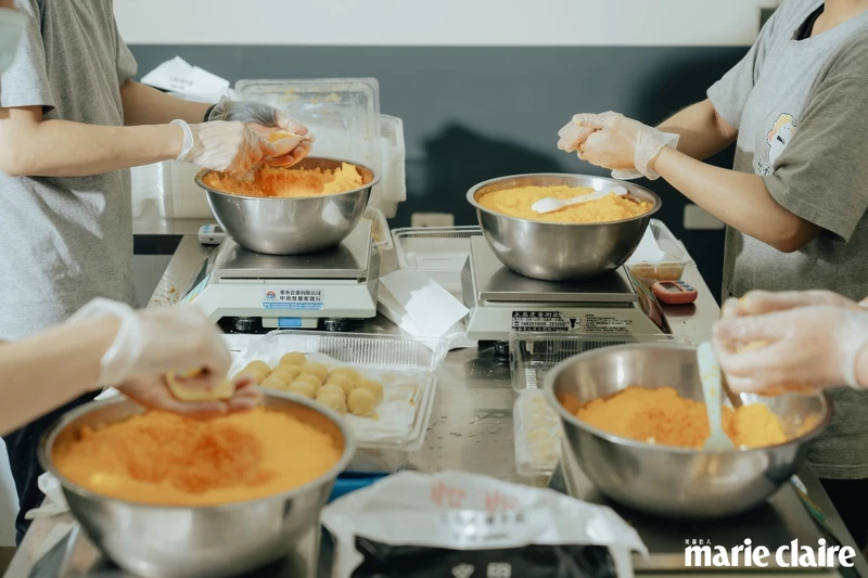 團隊正在製作中秋節訂單 團隊正在製作中秋節訂單