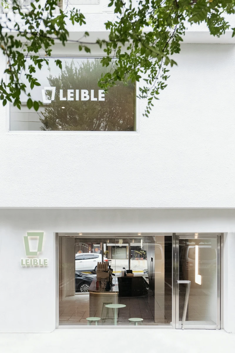 「LEIBLE COFFEE」士林旗艦店,純白色的外觀搭配品牌鼠尾草綠 LOGO。 「LEIBLE COFFEE」士林旗艦店,純白色的外觀搭配品牌鼠尾草綠 LOGO。