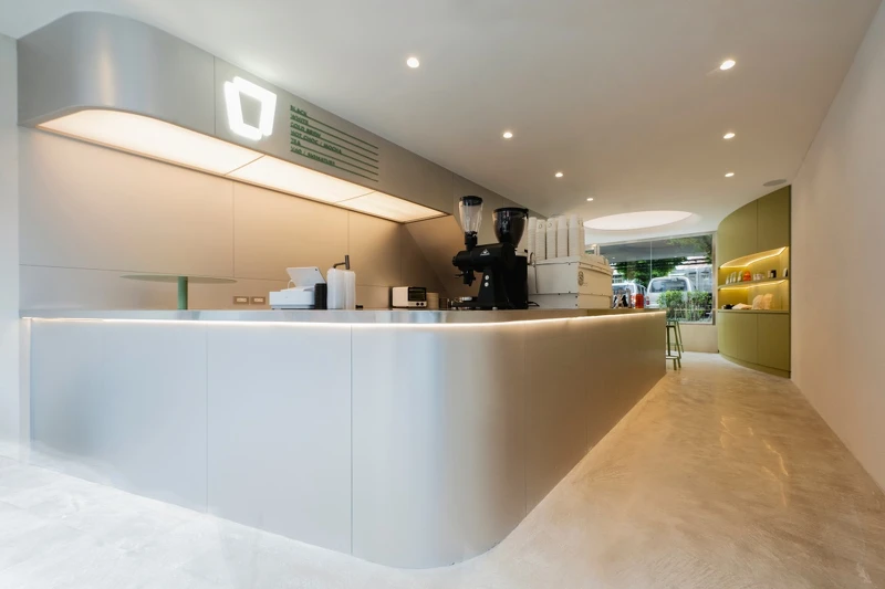 一樓有吧台與商品陳列。 一樓有吧台與商品陳列。