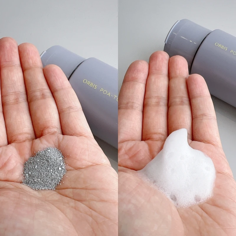 Orbis雙重酵素潔顏粉-炭吸附版粉末質地與泡泡示意。