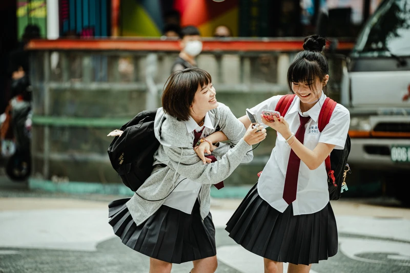 《都市懼集》邵奕玫(右)、林詩雅在路邊打鬧 《都市懼集》邵奕玫(右)、林詩雅在路邊打鬧