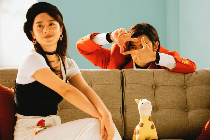 新人許莉廷（左）以90年代復古造型演出《愛的視線》MV