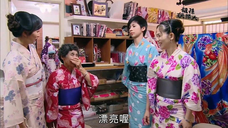 公視《祖孫玩很大》拍攝拳擊國手林郁婷（右2）與與母親廖秀蘭（右1）、阿嬤廖秦美玉（左2）著浴衣裝扮