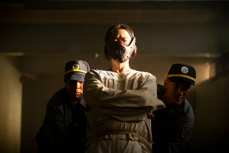 《正港分局》成語殺人魔造型致敬經典電影角色食人魔「漢尼拔萊克特」 《正港分局》成語殺人魔造型致敬經典電影角色食人魔「漢尼拔萊克特」