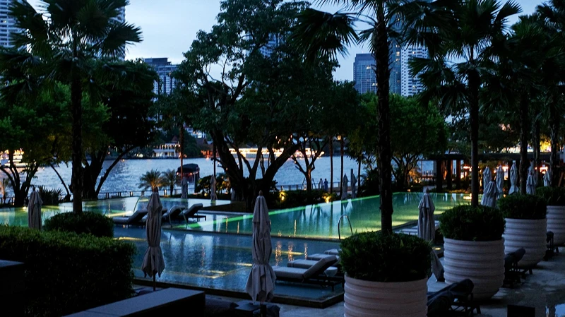 曼谷湄南河四季酒店泳池傍晚景色 曼谷湄南河四季酒店泳池傍晚景色