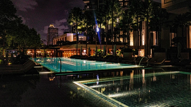曼谷湄南河四季酒店泳池夜景 曼谷湄南河四季酒店泳池夜景