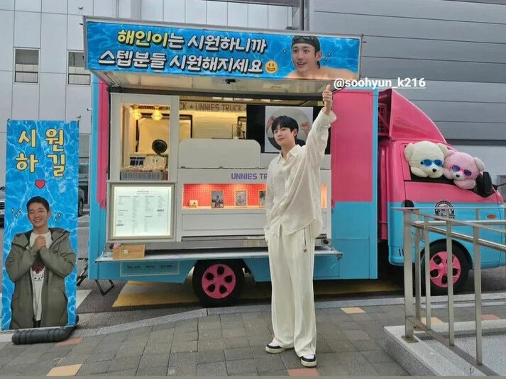 丁海寅在金秀賢送的咖啡車前拍照