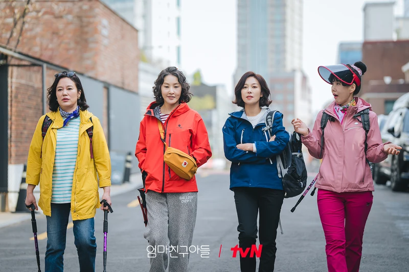 預告裡小區的媽媽們組成「婦仇者聯盟」