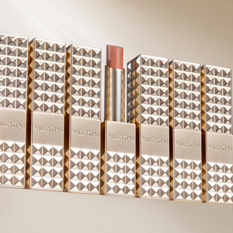 Valentino高訂鉚釘唇膏情境圖。 Valentino高訂鉚釘唇膏情境圖。