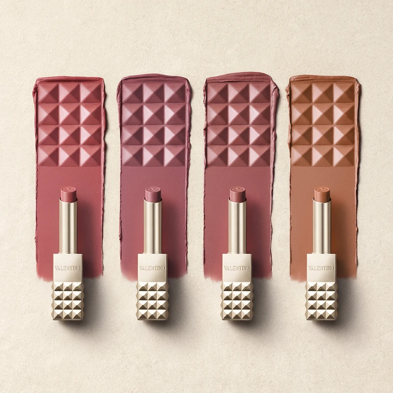 Valentino高訂鉚釘唇膏情境圖。 Valentino高訂鉚釘唇膏情境圖。