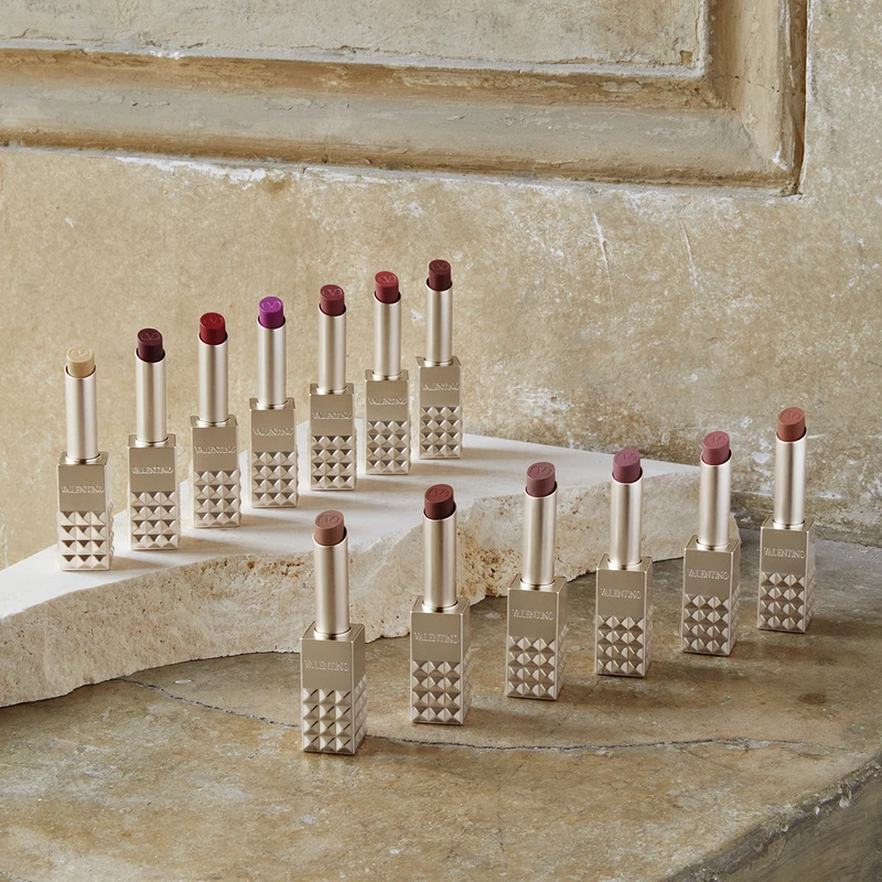 Valentino高訂鉚釘唇膏情境圖。 Valentino高訂鉚釘唇膏情境圖。