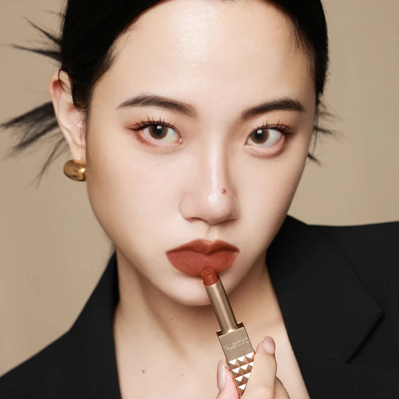 Valentino高訂鉚釘唇膏(#77A),NT1,700 Valentino高訂鉚釘唇膏(#77A),NT1,700