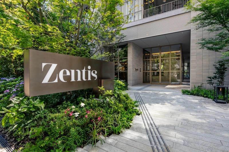 「Zentis Osaka」充滿綠意、低調的大門入口。 「Zentis Osaka」充滿綠意、低調的大門入口。