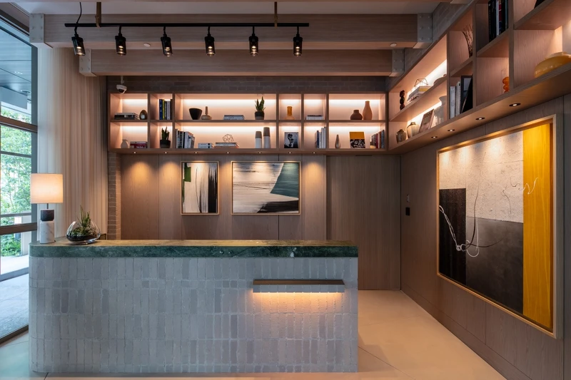 位於大廳的櫃檯區,柔和的光線安排讓人感到舒心愉悅。 位於大廳的櫃檯區,柔和的光線安排讓人感到舒心愉悅。