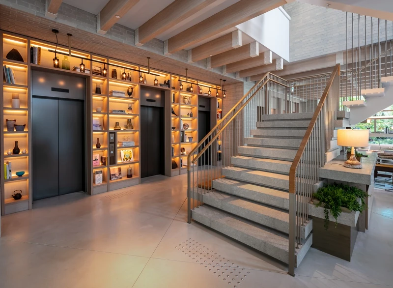 石材堆疊而成的懸浮樓梯是無法忽視的視覺焦點。 石材堆疊而成的懸浮樓梯是無法忽視的視覺焦點。