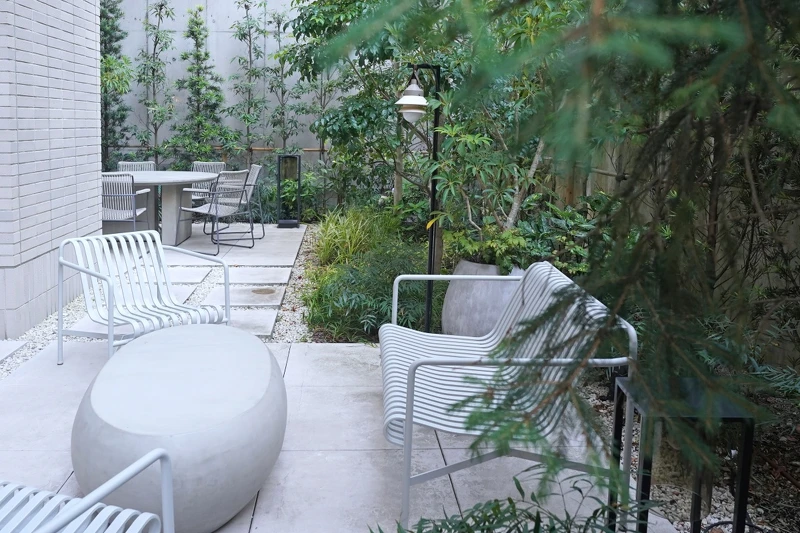 休息區連結了室外充滿綠意的花園空間。 休息區連結了室外充滿綠意的花園空間。