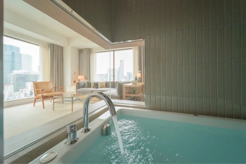 泡澡同時還能透過浴缸旁的玻璃牆面觀看城市景色。 泡澡同時還能透過浴缸旁的玻璃牆面觀看城市景色。