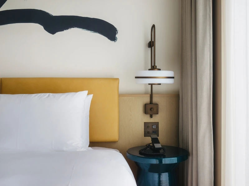 使用藝術家 Masami Ehara 的書法炭畫裝飾牆面。 使用藝術家 Masami Ehara 的書法炭畫裝飾牆面。