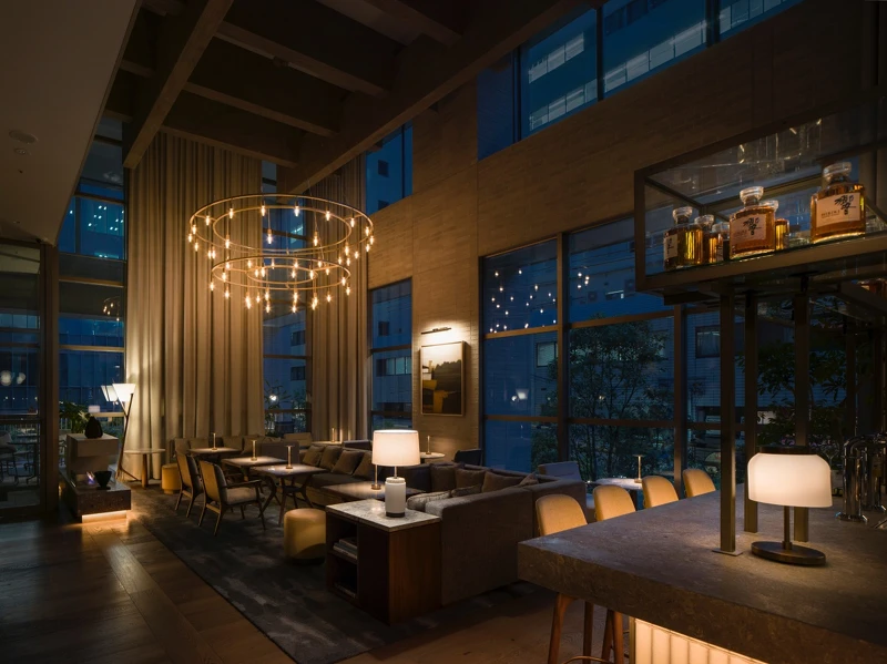 夜晚的輕食休閒區與酒吧。 夜晚的輕食休閒區與酒吧。