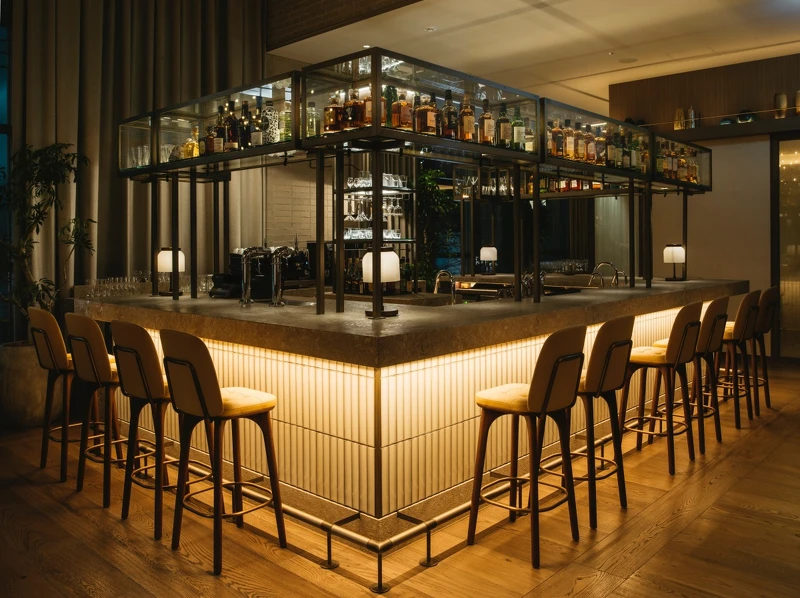 「UPSTAIRZ」酒吧從下午兩點就開始營業。 「UPSTAIRZ」酒吧從下午兩點就開始營業。