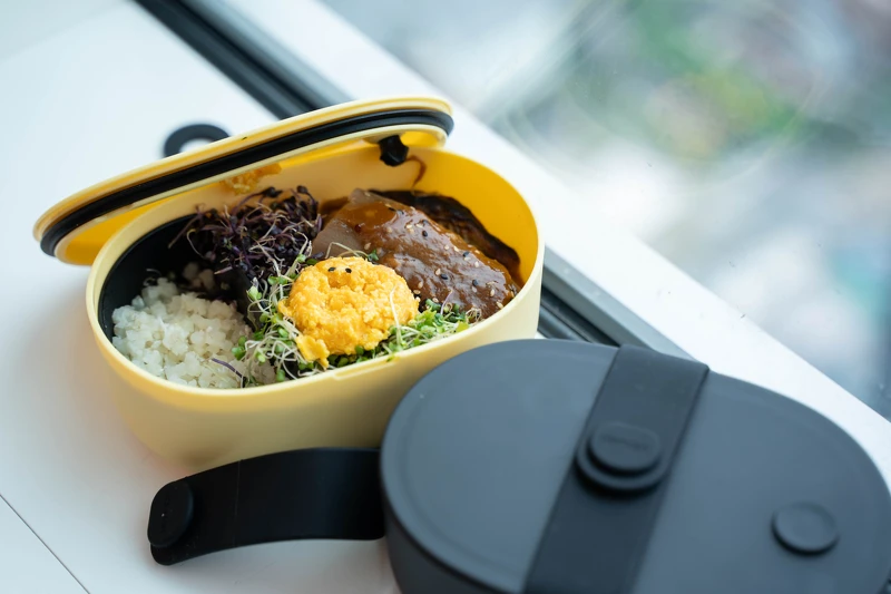 此次亮點即為將講者想法落實成生活,結合社區夥伴一起挹注,連結舒肥底家/源源鋼藝以及食育成長夥伴一寸鮮以及家樂福將米其林綠星主廚郭庭瑋從料理延展生活滋味,讓在地國際化帶上高空變身為獨一無二的「平凡餐盒」。 此次亮點即為將講者想法落實成生活,結合社區夥伴一起挹注,連結舒肥底家/源源鋼藝以及食育成長夥伴一寸鮮以及家樂福將米其林綠星主廚郭庭瑋從料理延展生活滋味,讓在地國際化帶上高空變身為獨一無二的「平凡餐盒」。