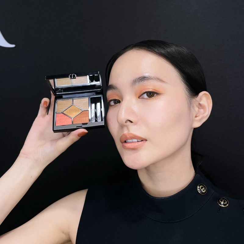 迪奧經典五色眼影巴黎地圖#663聖多諾黑實擦試色。 迪奧經典五色眼影巴黎地圖#663聖多諾黑實擦試色。