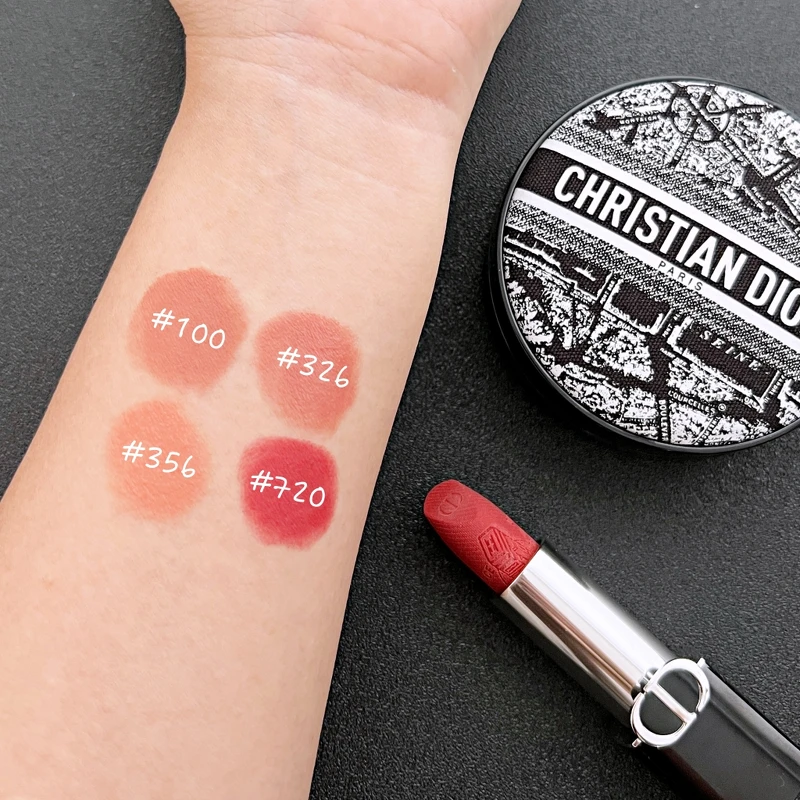 迪奧藍星唇膏巴黎地圖手部試色。 迪奧藍星唇膏巴黎地圖手部試色。